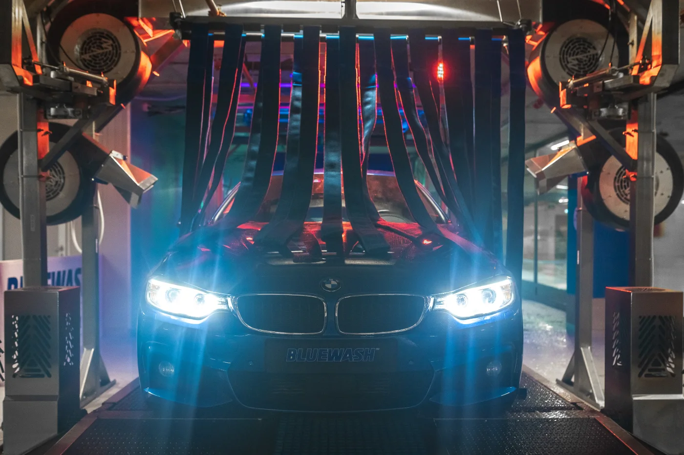 Automobil u Bluewash tunelu: aktivno pranje karoserije rotirajućim četkama i vodenim mlazovima