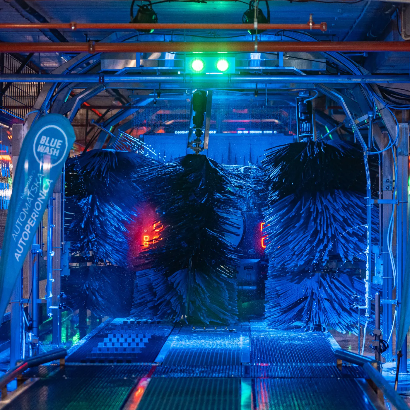 Bluewash tunelska perionica: dramatičan kadar vozila u automatskom tunelu sa plavim osvetljenjem